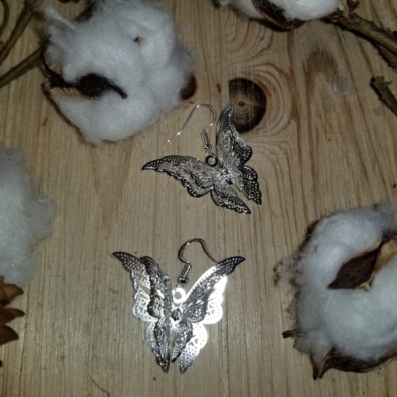 🦋🦋Gorgeous 3D Buttlerfly Dangle Earrings 🦋🦋 - Picture 9 of 10